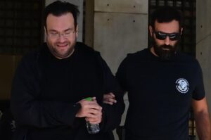 ΕΚΤΑΚΤΟ ΤΩΡΑ – Μεταφέρεται εσπευσμένα στο νοσοκομείο ο Καμπούρης μετά την σύλληψη – Έπαθε..