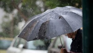 Ραγδαία επιδείνωση τις επόμενες ώρες – Τι ώρα έρχονται καταιγίδες στην Αττική