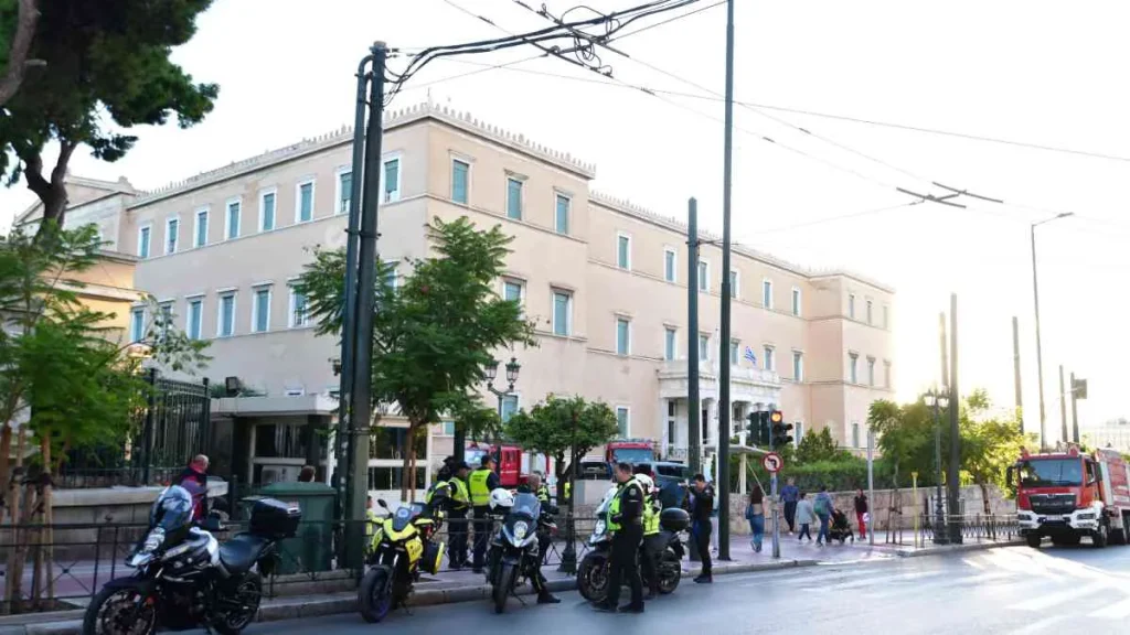 Βουλή: Τηλεφώνημα για βόμβα – Έρευνες από το ΤΕΕΜ και ειδικά εκπαιδευμένα σκυλιά
