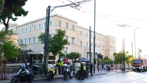 Βουλή: Τηλεφώνημα για βόμβα – Έρευνες από το ΤΕΕΜ και ειδικά εκπαιδευμένα σκυλιά