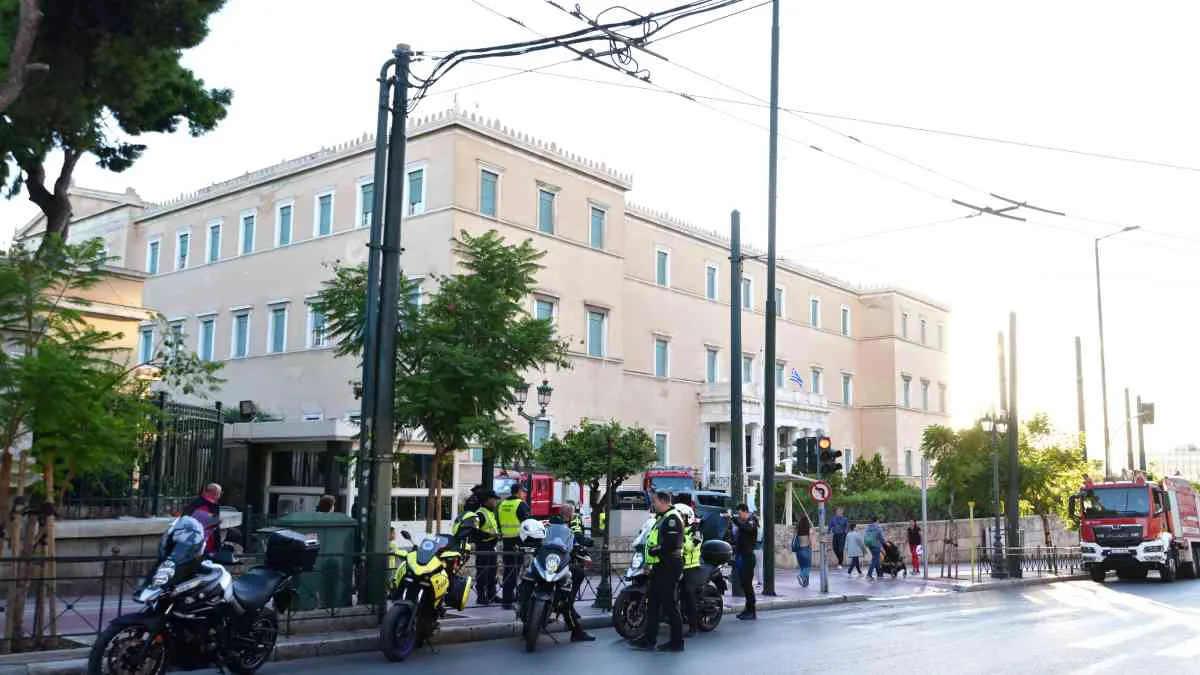 Βουλή: Τηλεφώνημα για βόμβα – Έρευνες από το ΤΕΕΜ και ειδικά εκπαιδευμένα σκυλιά
