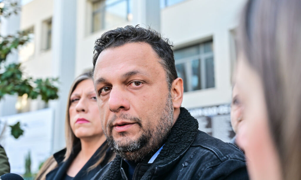 Δίκη για τα Τέμπη: Αποχώρησε με φορείο ο Πάνος Ρούτσι – Έπαθε…