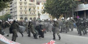 ΧΑΜΟΣ ΤΩΡΑ στη συγκέντρωση διαμαρτυρίας για την ομιλία του Κασιδιάρη – Δείτε ΒΙΝΤΕΟ