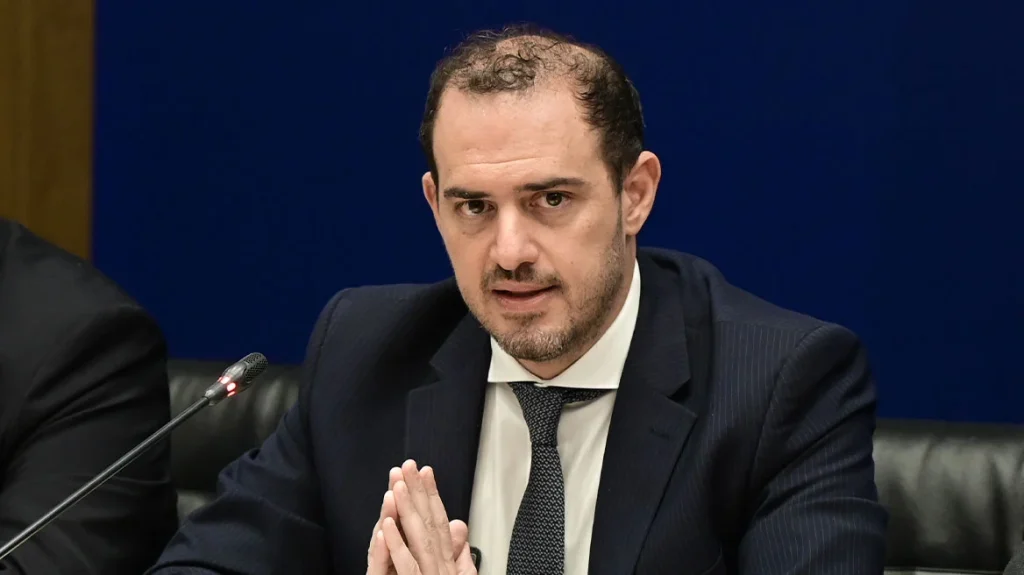 ΕΚΤΑΚΤΗ ΕΙΔΗΣΗ – Μεταφέρεται άμεσα στο Ιπποκράτειο από την Βουλή, σoκ με τον γνωστό Έλληνα Υπουργό