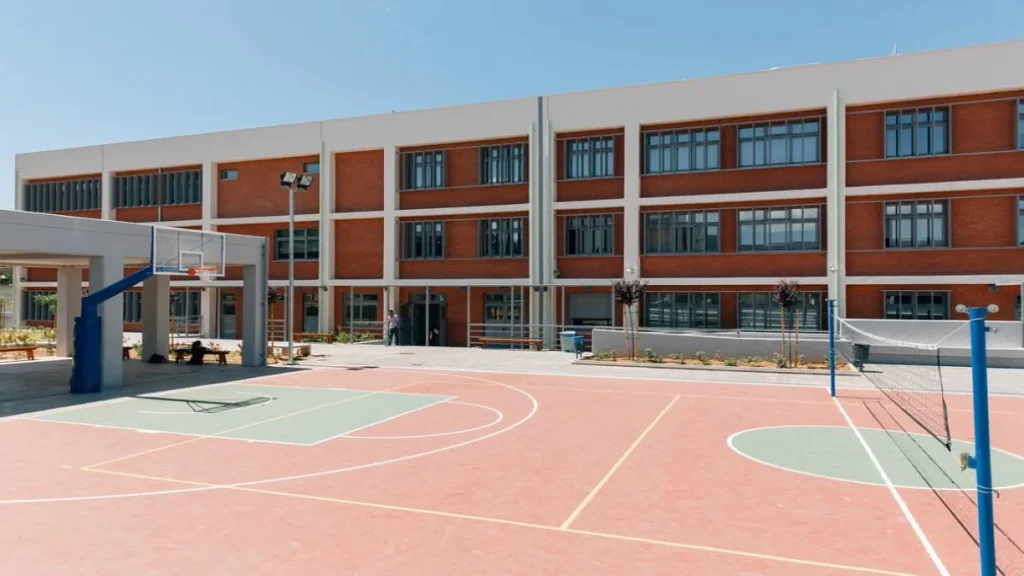 Σοκ στη Βούλα: Συνελήφθη 58χρονος καθηγητής γυμναστικής για σεξουαλική παρενόχληση μαθητών – Η καταγγελία της 13χρονης