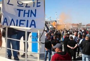 «Τέλος τα ψάρια στην αγορά»: «Μπλόκο» σε 4 φορτηγά με τουρκικά ψάρια – Κλιμακώνουν οι αλιείς