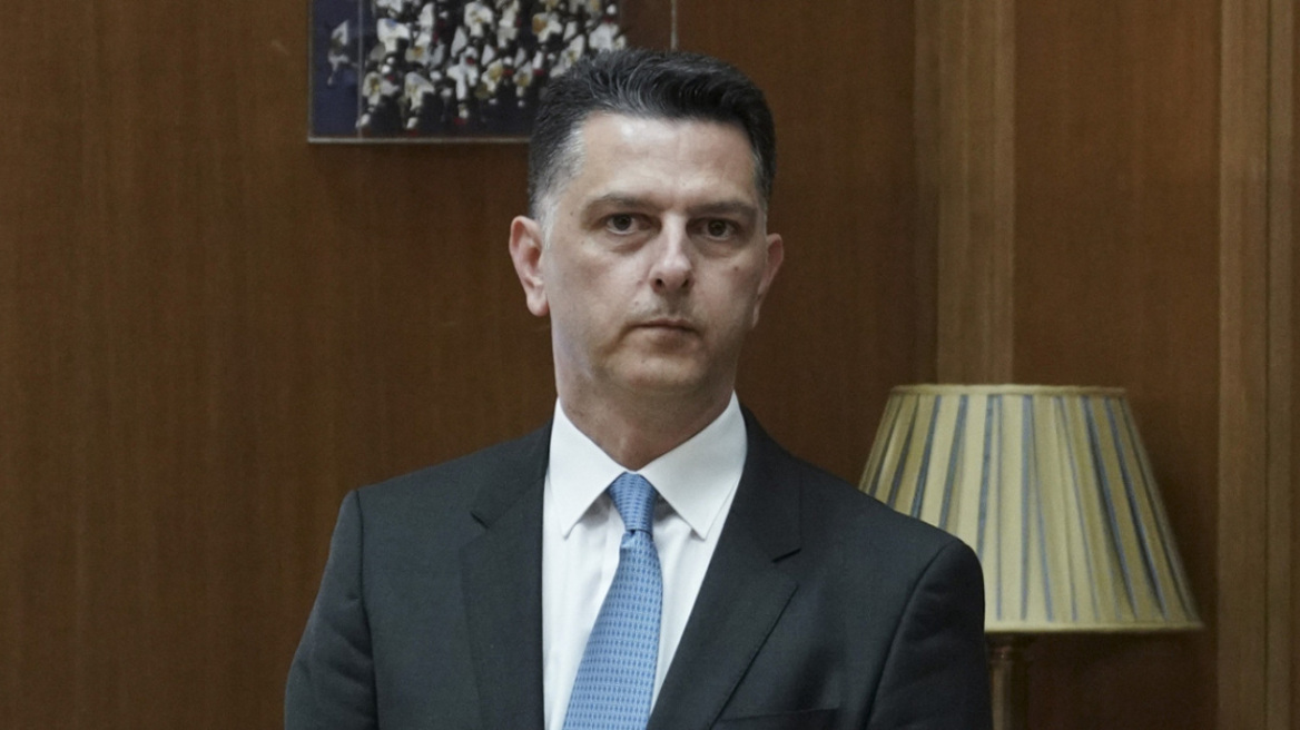 «ΒΟΜΒΑ» στην Ελλάδα! Τέλος ο διευθυντής του γραφείου του Μητσοτάκη