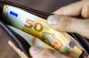 ΑΝΑΤΡΟΠΗ με τα μετρητά στις πληρωμές – Πως θα πληρώνουμε όσους μας… τα φέρνουν σπίτι