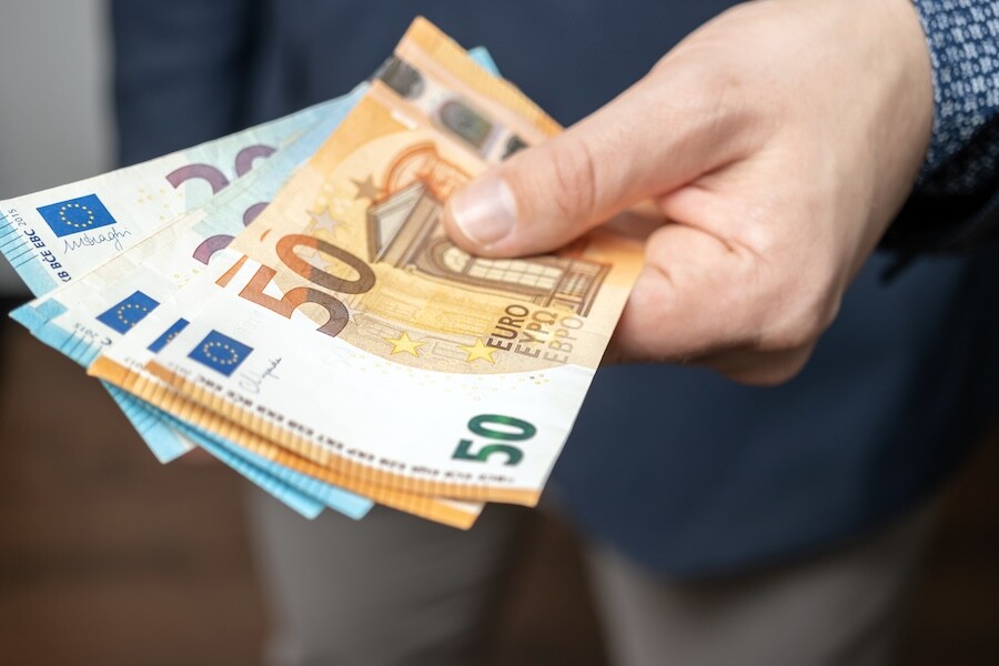 Μόλις ανακοινώθηκε επίδομα 400 ευρώ στους άνω των 66 ετών