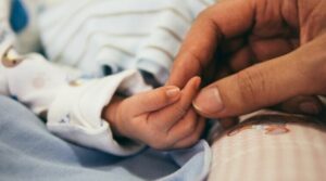 «Βόμβα» στη χώρα: Ο πρωθυπουργός περιμένει παιδί με παρένθετη μητέρα – «Τα λέμε το 2027, μικρούλι»
