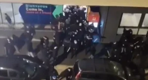 «Ντου» οπαδών της Μαρσέιγ σε ξενοδοχεία, ψάχνουν φίλους Ολυμπιακού – Bίvτεo σoκ