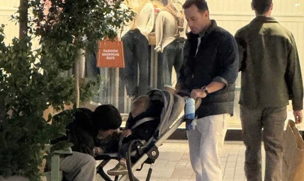 Ξανά μαζί σε σπάνια εμφάνιση αγαπημένη Ελληνίδα παρουσιάστρια με τον σύζυγό της και τον 1,5 έτους γιο τους