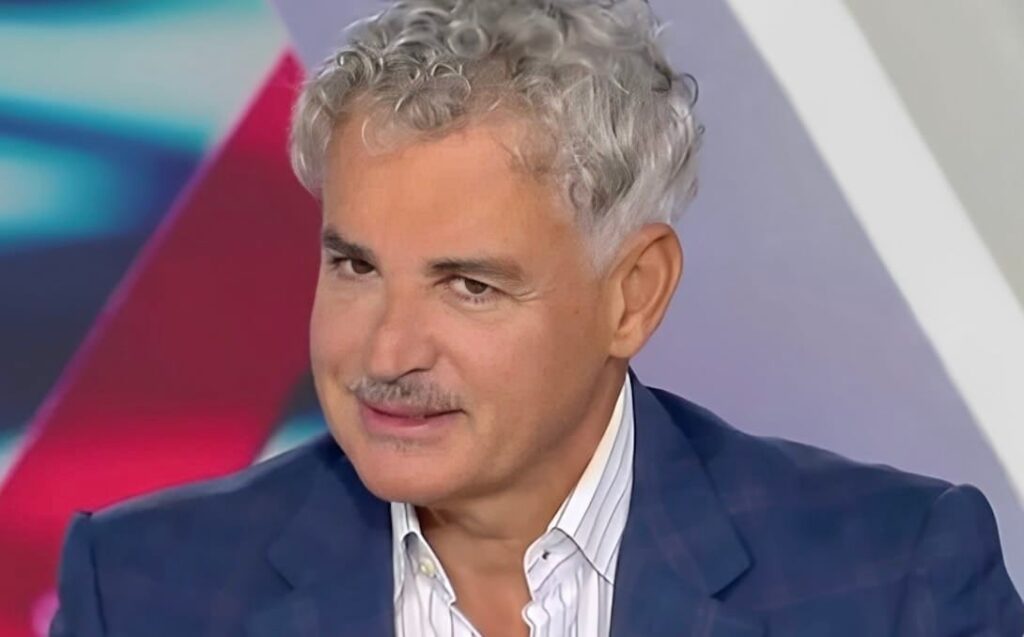 Σαν σταρ του σινέμα ο Άρης Σπηλιωτόπουλος με νέο λουκ με μουστάκι – Τι είπε για τον Σαμαρά 