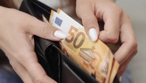 Επίδομα 10.000 ευρώ: Ανοίγει αύριο η πλατφόρμα – Ποιοι μπορούν να κάνουν αίτηση