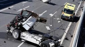 Αττική Οδός: Εκσφενδονίστηκε από το φορτηγό και βρέθηκε στις γραμμές του Προαστιακού – Διακοπή κυκλοφορίας, προβλήματα στα τρένα