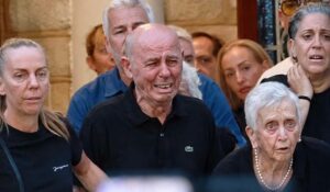 Χαμός έξω από το πατρικό σπίτι του Γιώργου Μαζωνάκη αυτή τη στιγμή: απειλές, ύβρεις και πέτρες – κραυγή αγωνίας για τους γονείς του