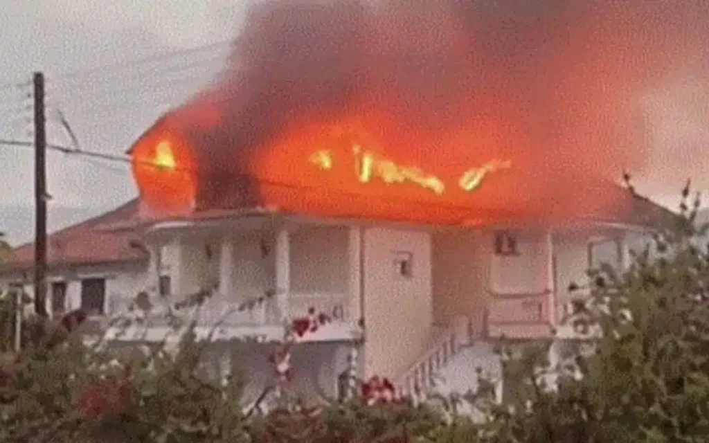 Σπίτι στην Ελλάδα πήρε φωτιά μετά από κεραυνό – Βίντεο σoκ