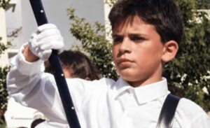 Ο εικονιζόμενος σημαιοφόρος έγινε κορυφαίος τραγουδιστής & έσβησε στην άσφαλτο πριν από δέκα χρόνια