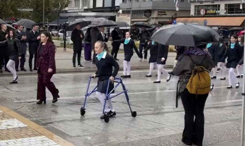 Η μικρή μαθήτρια που με το κεφάλι ψηλά συγκίνησε και καταχειροκροτήθηκε μέσα στη βροχή