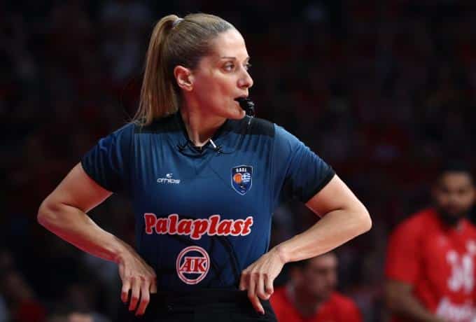 Συνελήφθη στο αεροδρόμιο «Βενιζέλος» η διαιτητής Βάσω Τσαρούχα και οδηγείται στη ΓΑΔΑ